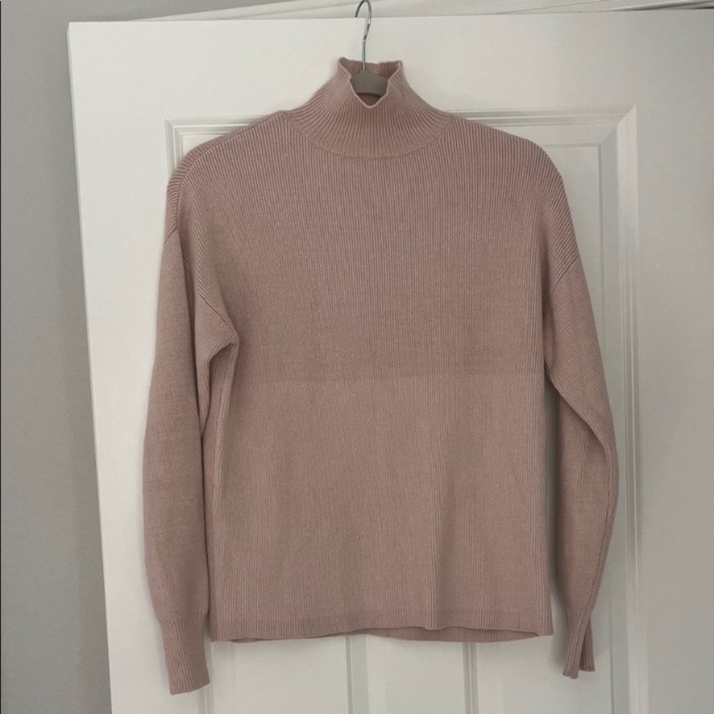 Woman’s Lulus turtle neck❄️